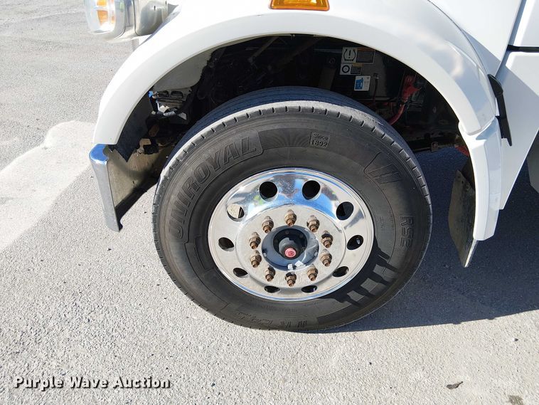 image for item DU3671 2017 Peterbilt  567 semi truck