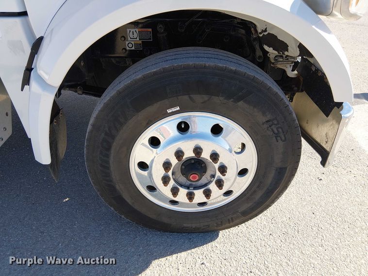 image for item DU3671 2017 Peterbilt  567 semi truck