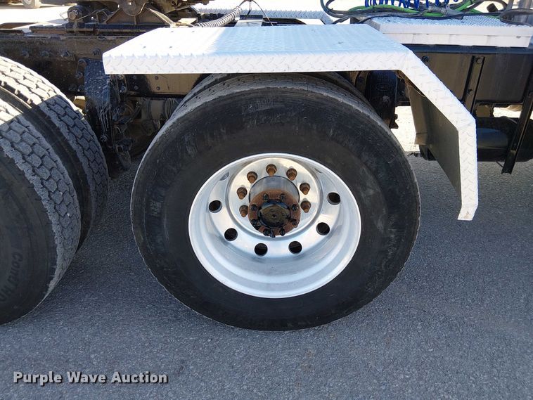 image for item DU3671 2017 Peterbilt  567 semi truck