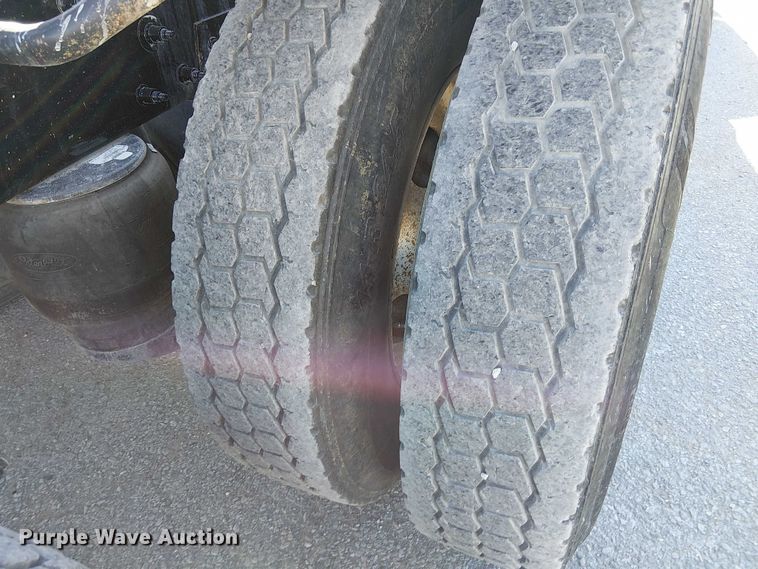 image for item DU3671 2017 Peterbilt  567 semi truck