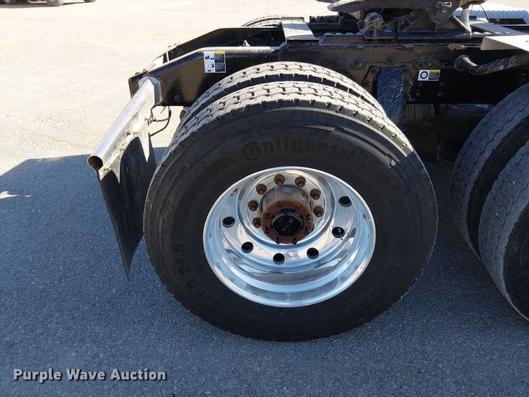 image for item DU3671 2017 Peterbilt  567 semi truck