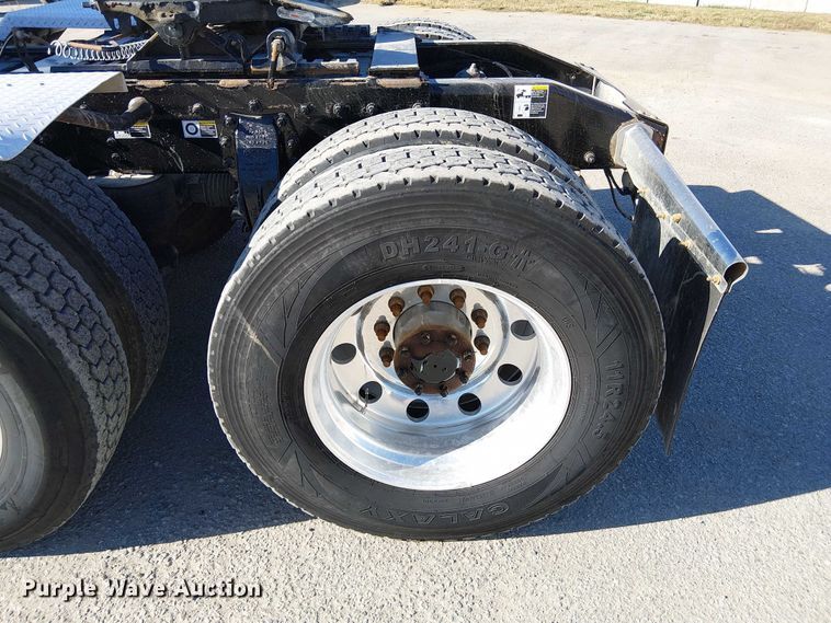 image for item DU3671 2017 Peterbilt  567 semi truck