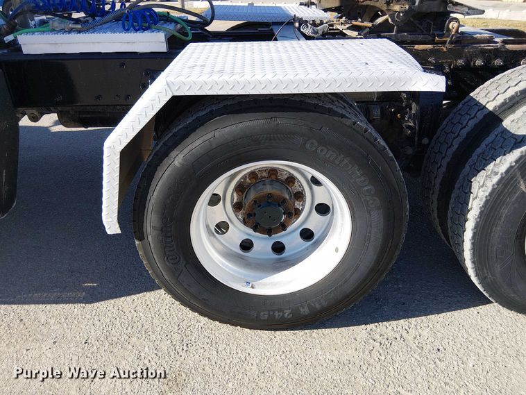 image for item DU3671 2017 Peterbilt  567 semi truck