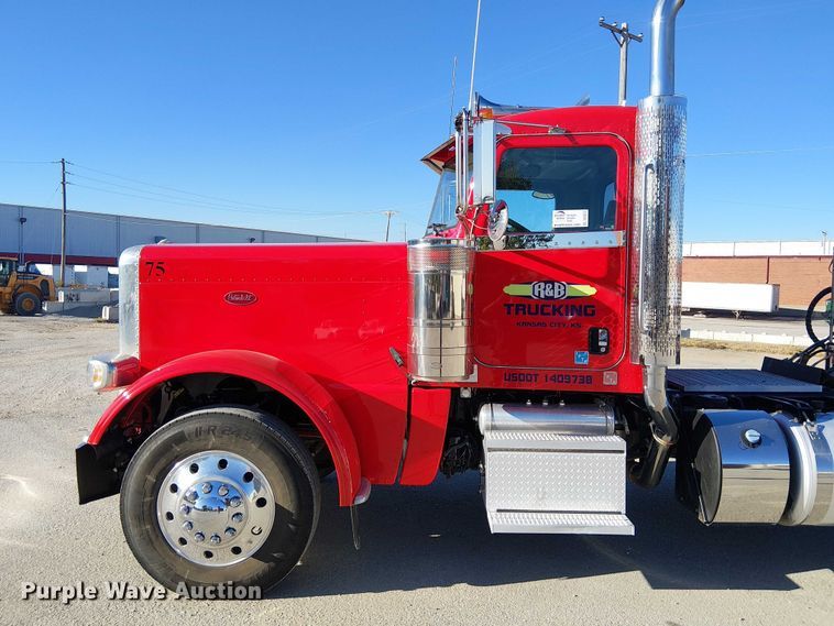 image for item DU3672 2023 Peterbilt 389 semi truck