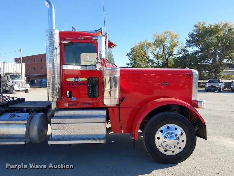 image for item DU3672 2023 Peterbilt 389 semi truck