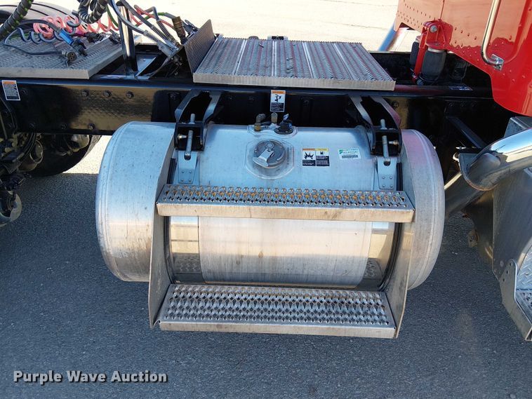 image for item DU3672 2023 Peterbilt 389 semi truck