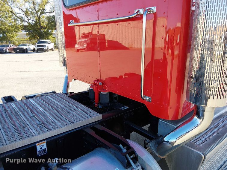 image for item DU3672 2023 Peterbilt 389 semi truck