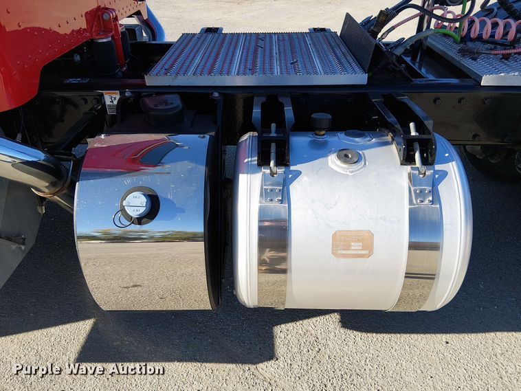 image for item DU3672 2023 Peterbilt 389 semi truck