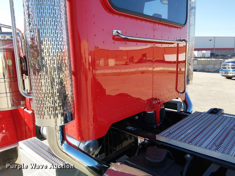 image for item DU3672 2023 Peterbilt 389 semi truck