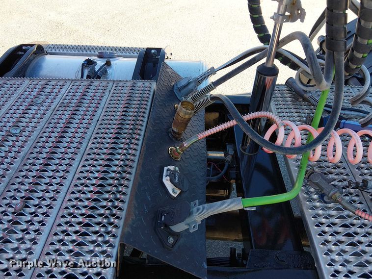 image for item DU3672 2023 Peterbilt 389 semi truck