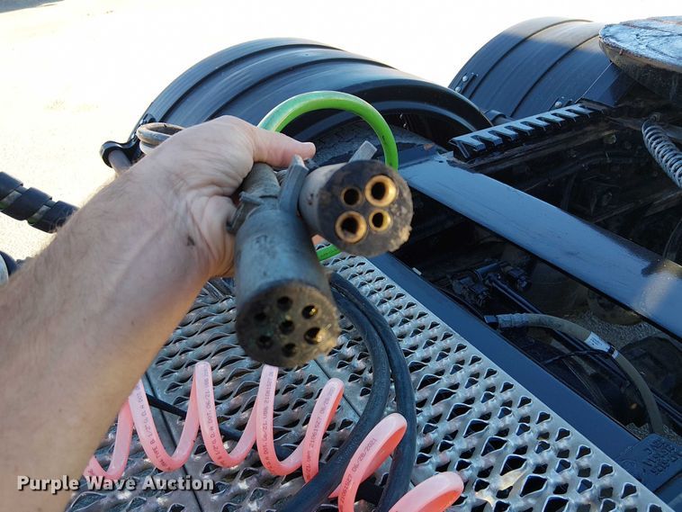 image for item DU3672 2023 Peterbilt 389 semi truck