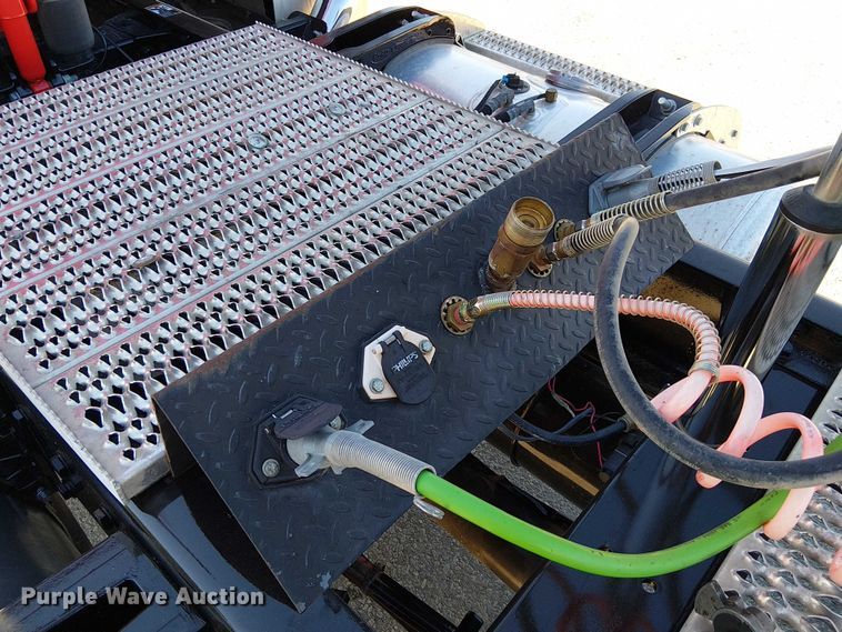 image for item DU3672 2023 Peterbilt 389 semi truck