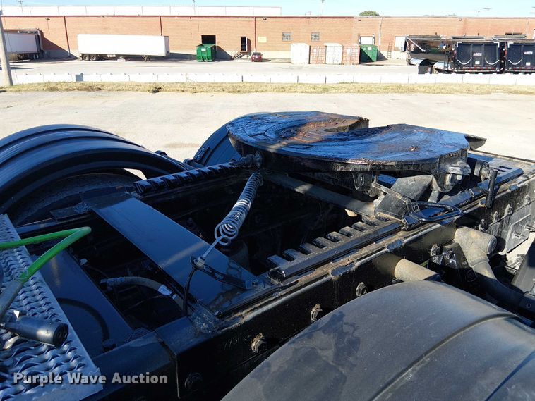 image for item DU3672 2023 Peterbilt 389 semi truck