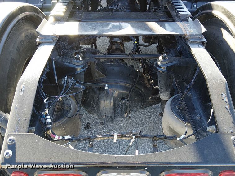 image for item DU3672 2023 Peterbilt 389 semi truck