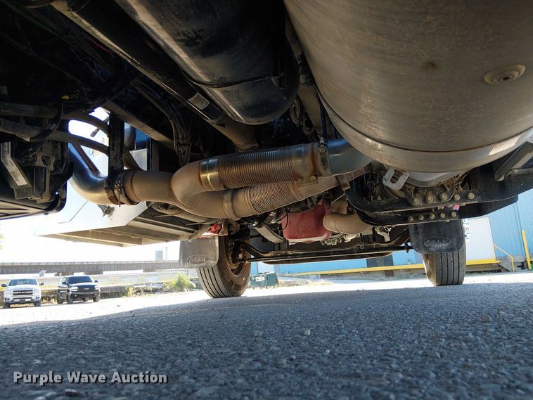 image for item DU3672 2023 Peterbilt 389 semi truck