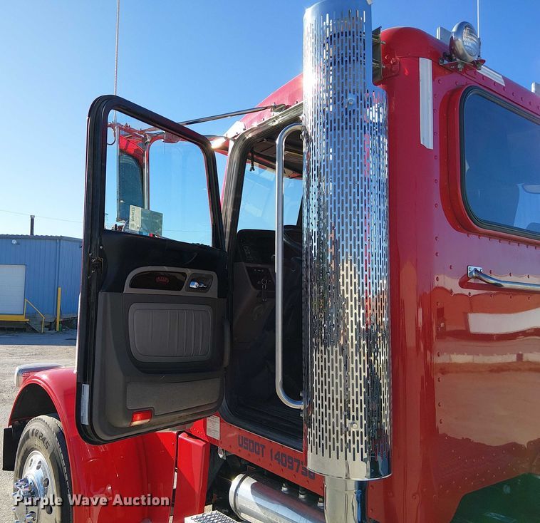image for item DU3672 2023 Peterbilt 389 semi truck