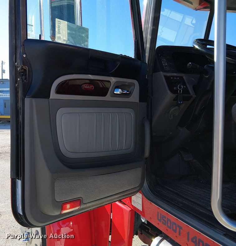 image for item DU3672 2023 Peterbilt 389 semi truck