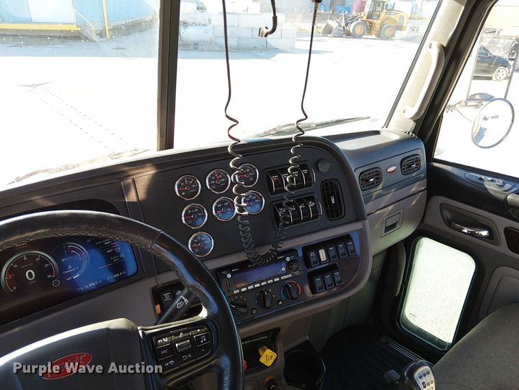 image for item DU3672 2023 Peterbilt 389 semi truck