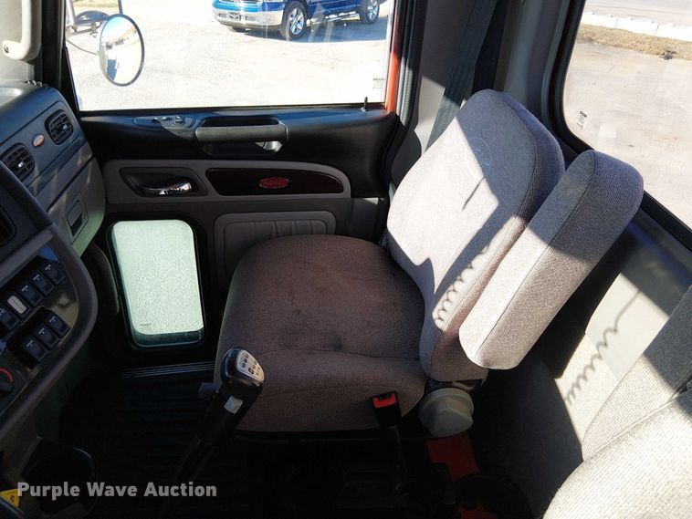 image for item DU3672 2023 Peterbilt 389 semi truck