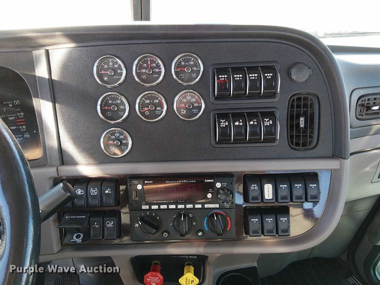 image for item DU3672 2023 Peterbilt 389 semi truck