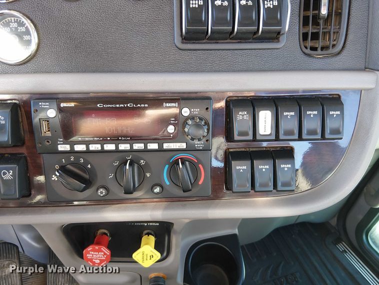 image for item DU3672 2023 Peterbilt 389 semi truck