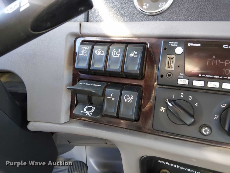 image for item DU3672 2023 Peterbilt 389 semi truck