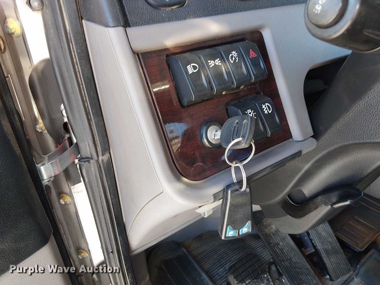 image for item DU3672 2023 Peterbilt 389 semi truck