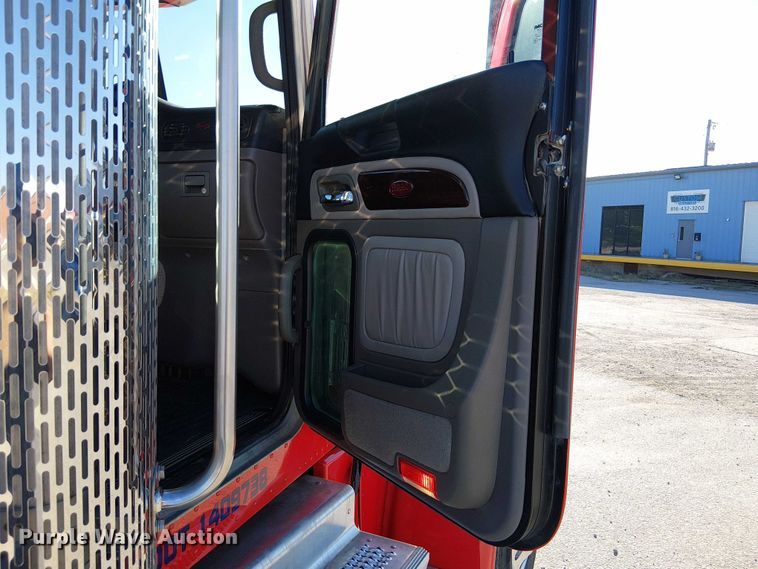 image for item DU3672 2023 Peterbilt 389 semi truck