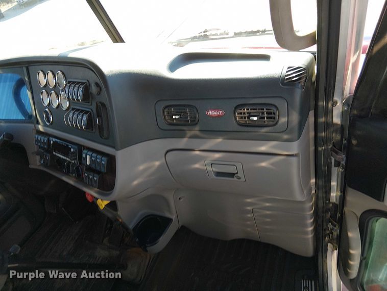 image for item DU3672 2023 Peterbilt 389 semi truck