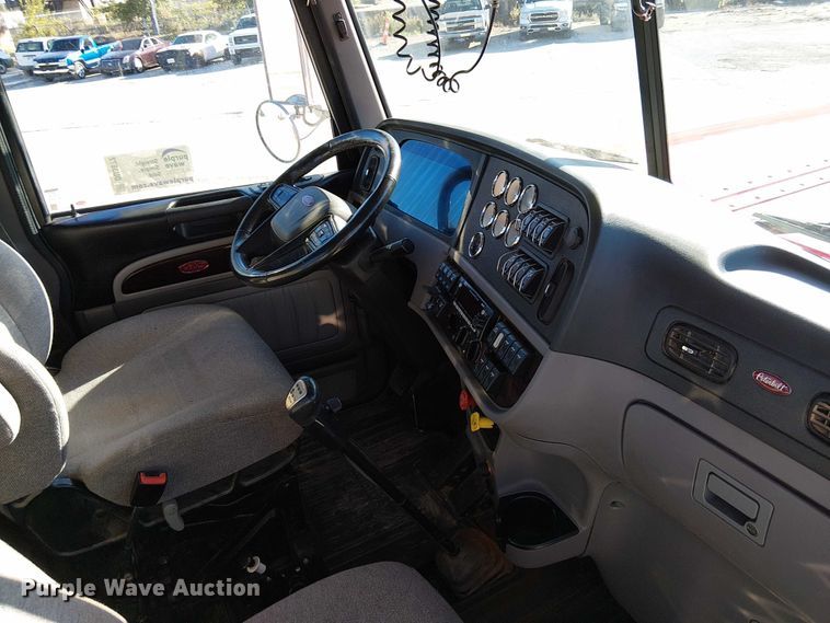 image for item DU3672 2023 Peterbilt 389 semi truck