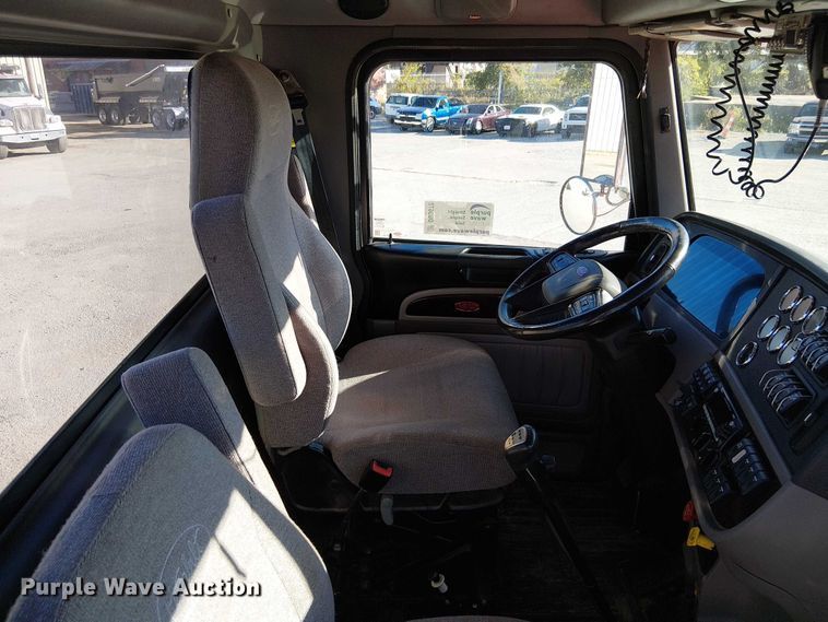 image for item DU3672 2023 Peterbilt 389 semi truck