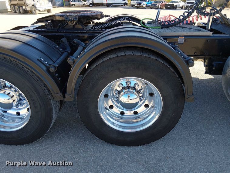 image for item DU3672 2023 Peterbilt 389 semi truck