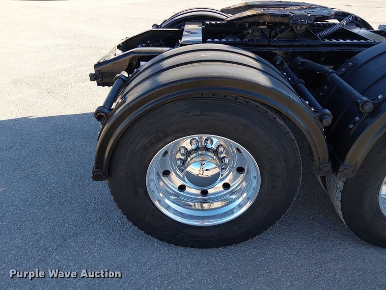 image for item DU3672 2023 Peterbilt 389 semi truck