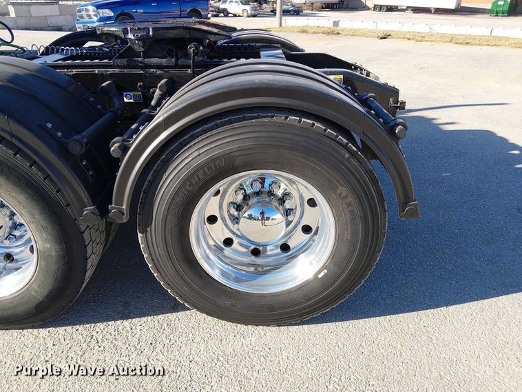 image for item DU3672 2023 Peterbilt 389 semi truck