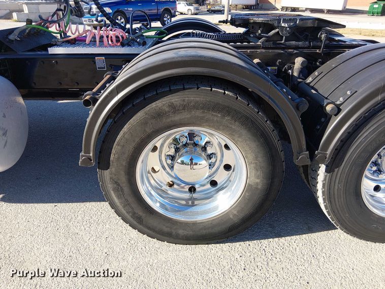 image for item DU3672 2023 Peterbilt 389 semi truck