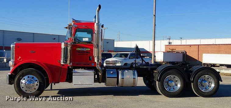 image for item DU3673 2023 Peterbilt 389 semi truck
