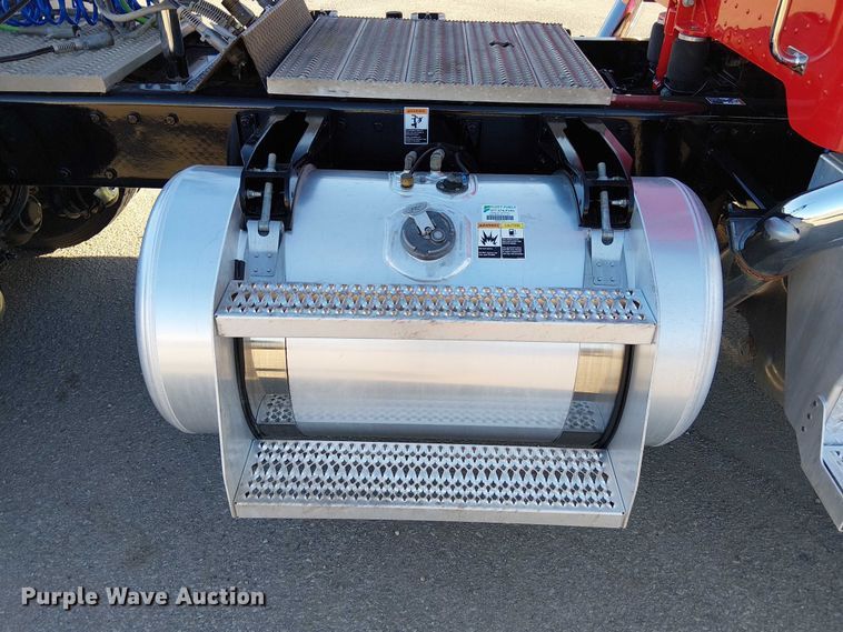 image for item DU3673 2023 Peterbilt 389 semi truck