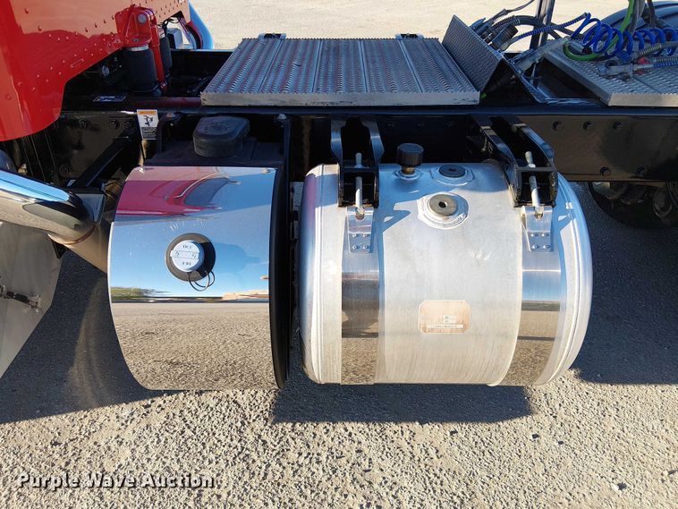 image for item DU3673 2023 Peterbilt 389 semi truck