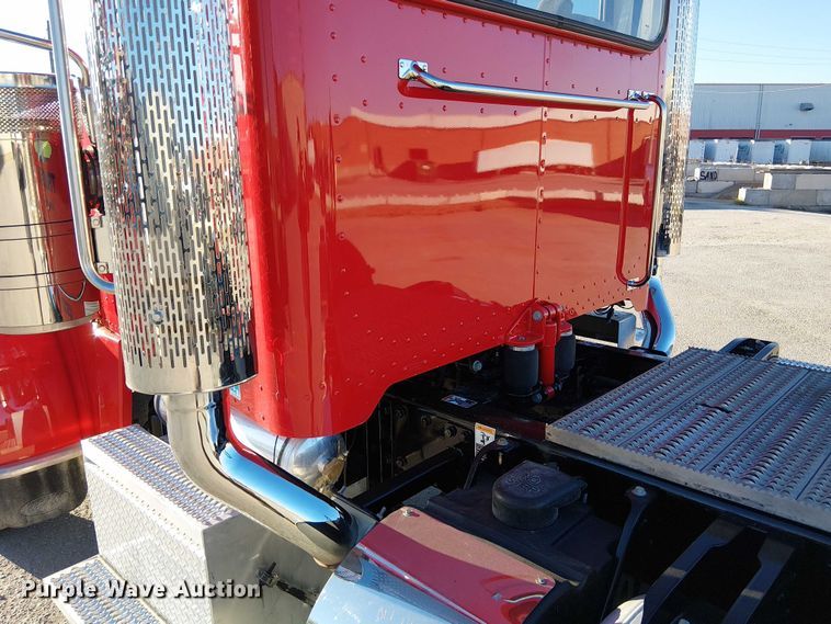 image for item DU3673 2023 Peterbilt 389 semi truck