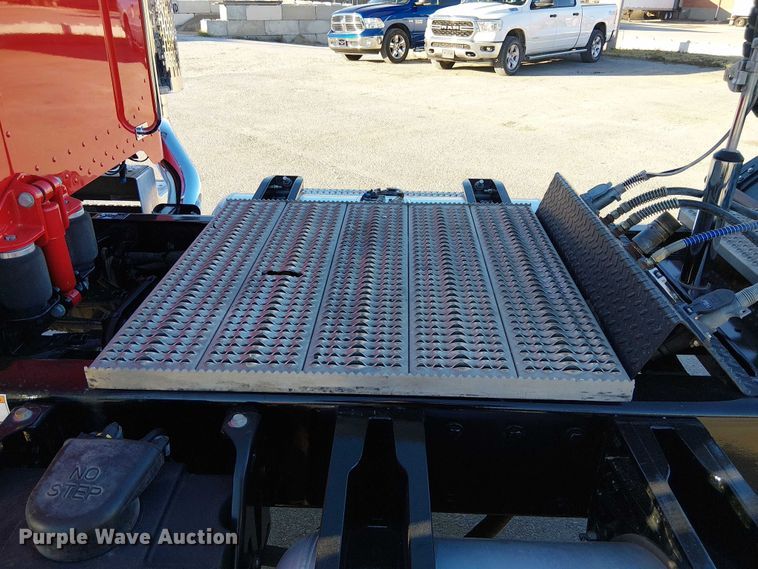 image for item DU3673 2023 Peterbilt 389 semi truck