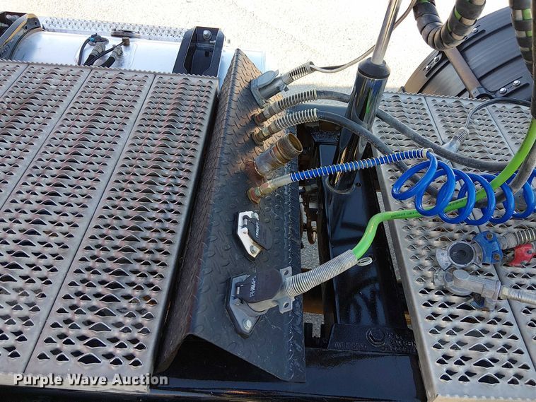 image for item DU3673 2023 Peterbilt 389 semi truck