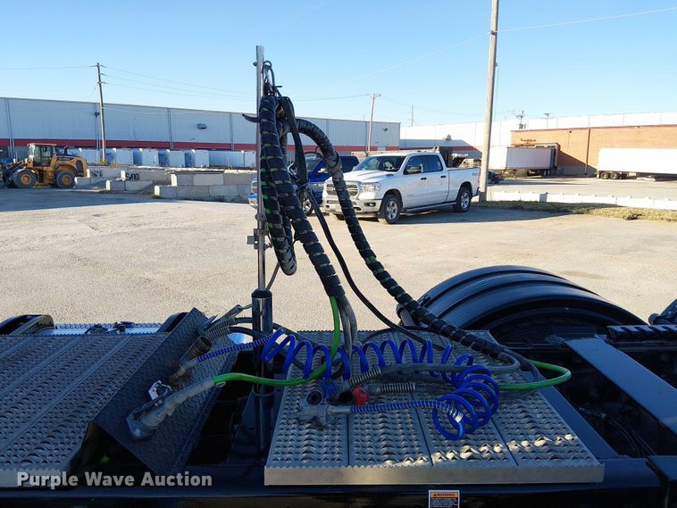 image for item DU3673 2023 Peterbilt 389 semi truck