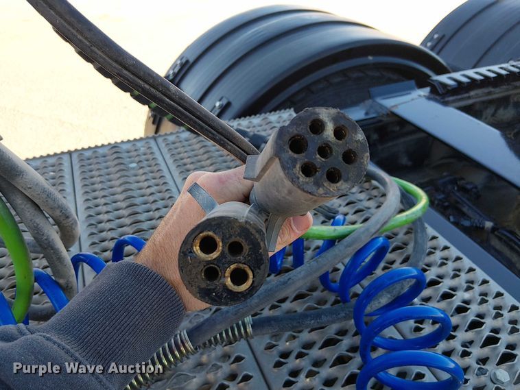 image for item DU3673 2023 Peterbilt 389 semi truck