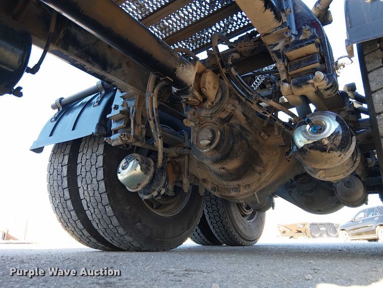 image for item DU3673 2023 Peterbilt 389 semi truck