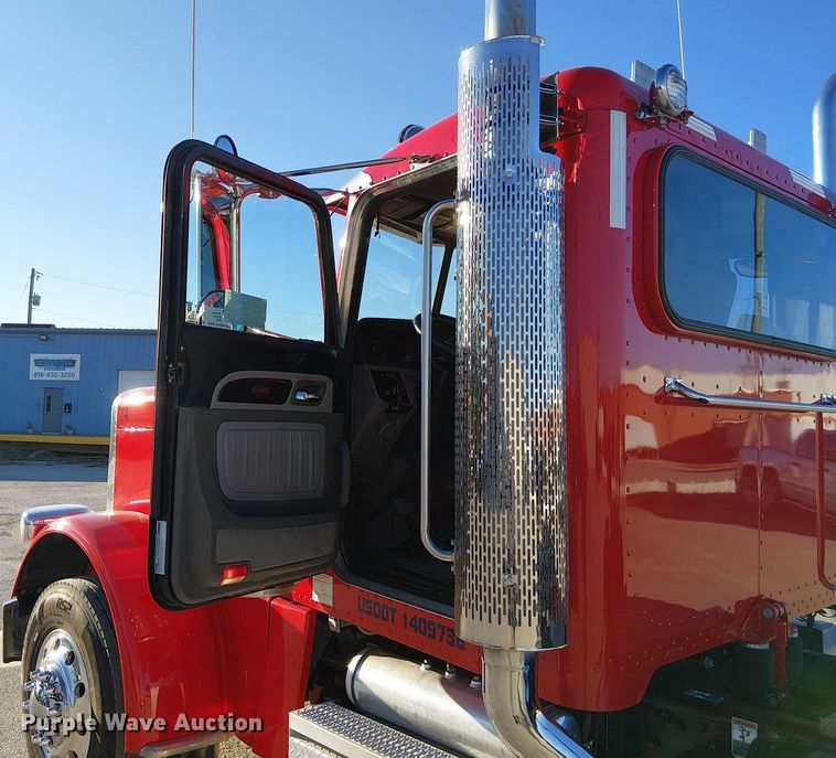 image for item DU3673 2023 Peterbilt 389 semi truck
