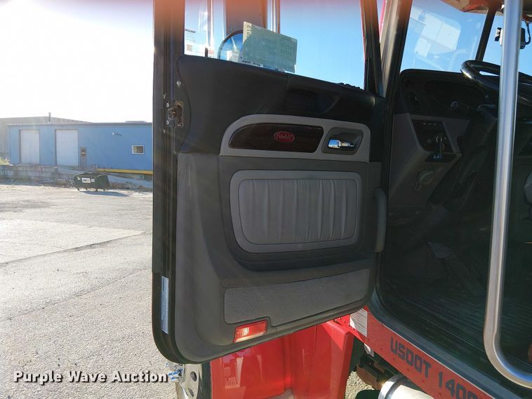 image for item DU3673 2023 Peterbilt 389 semi truck