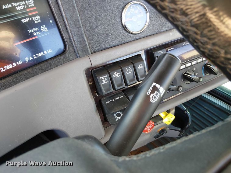 image for item DU3673 2023 Peterbilt 389 semi truck