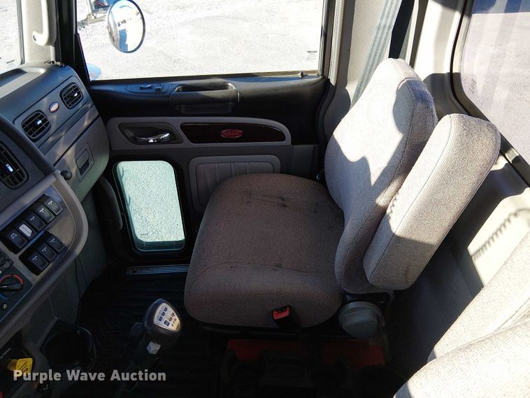 image for item DU3673 2023 Peterbilt 389 semi truck