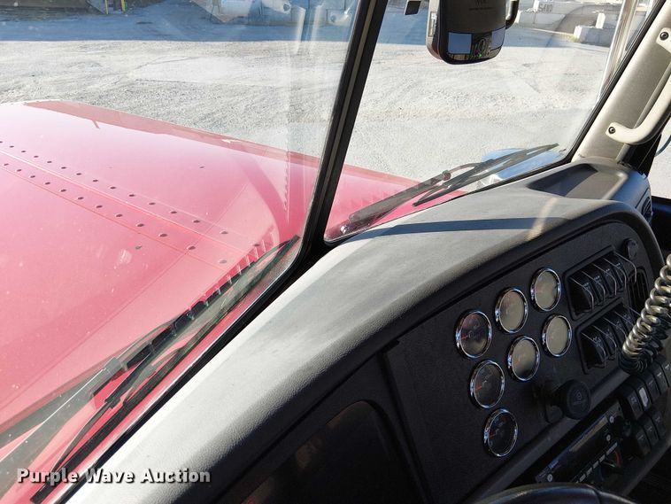 image for item DU3673 2023 Peterbilt 389 semi truck