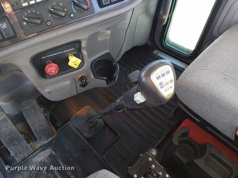 image for item DU3673 2023 Peterbilt 389 semi truck